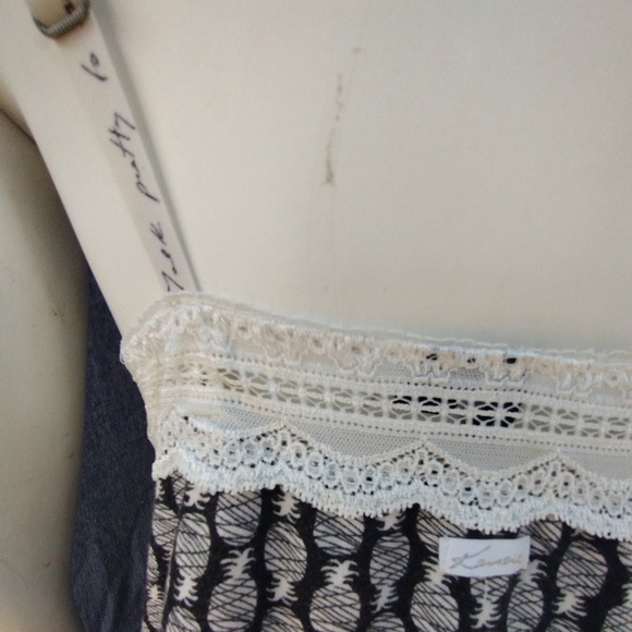 Kensie top Medium - Picture 11 of 15